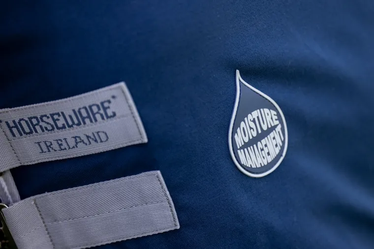 horseware-ireland-amigo-stable-sSoiJKfF-3.webp Outlet HORSEWARE ® Ireland Amigo® Stable Sheet–Core Color Navy/Titanium Grey/Silver