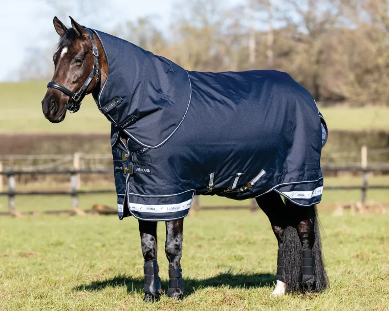 jIRaIVIC_0.webp Outlet HORSE HEALTH TRADE LeMieux® Arika Storm-Tek 100 Gram Turnout Blanket with Leg Straps Navy/White/Navy