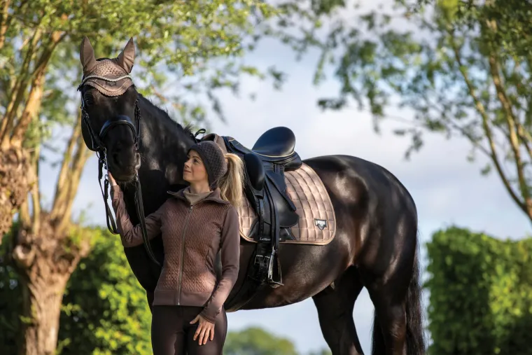 lemieux-loire-satin-classic-dr-QCpeyjQj-7.webp Hot HORSE HEALTH TRADE LeMieux® Loire Satin Classic Dressage Square