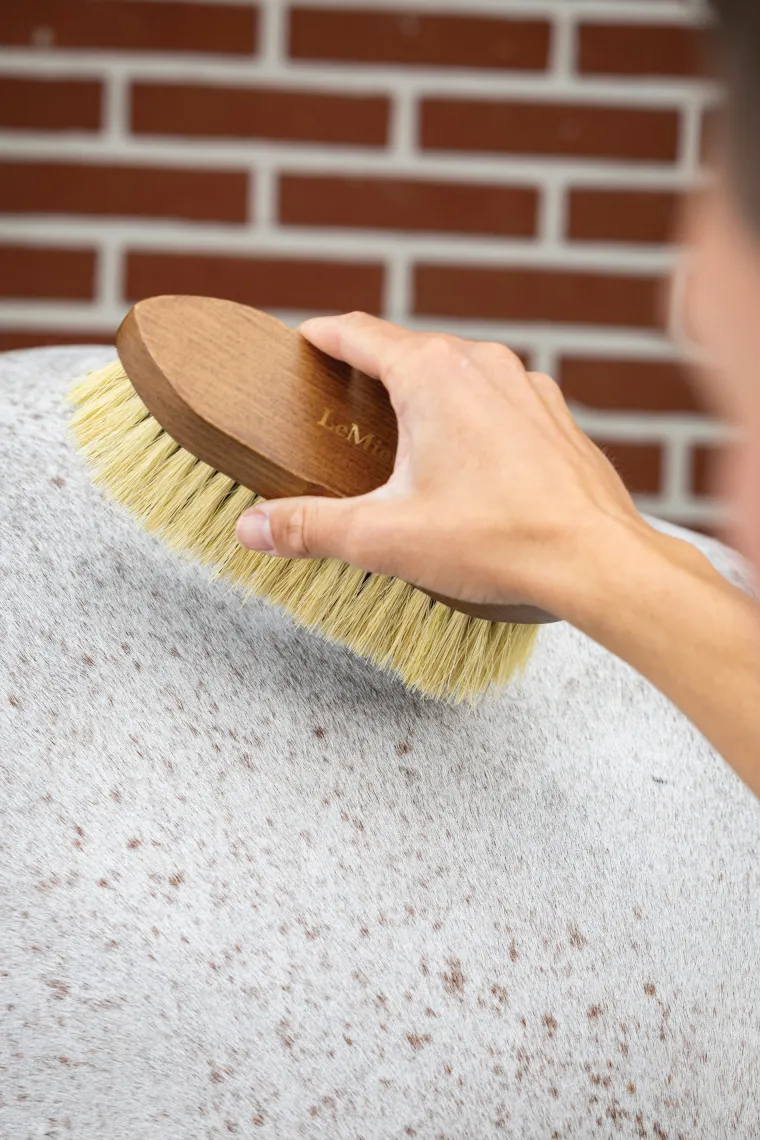 nNITBWCM_1.webp Outlet HORSE HEALTH TRADE LeMieux® Artisan Soft Finishing Brush Brown